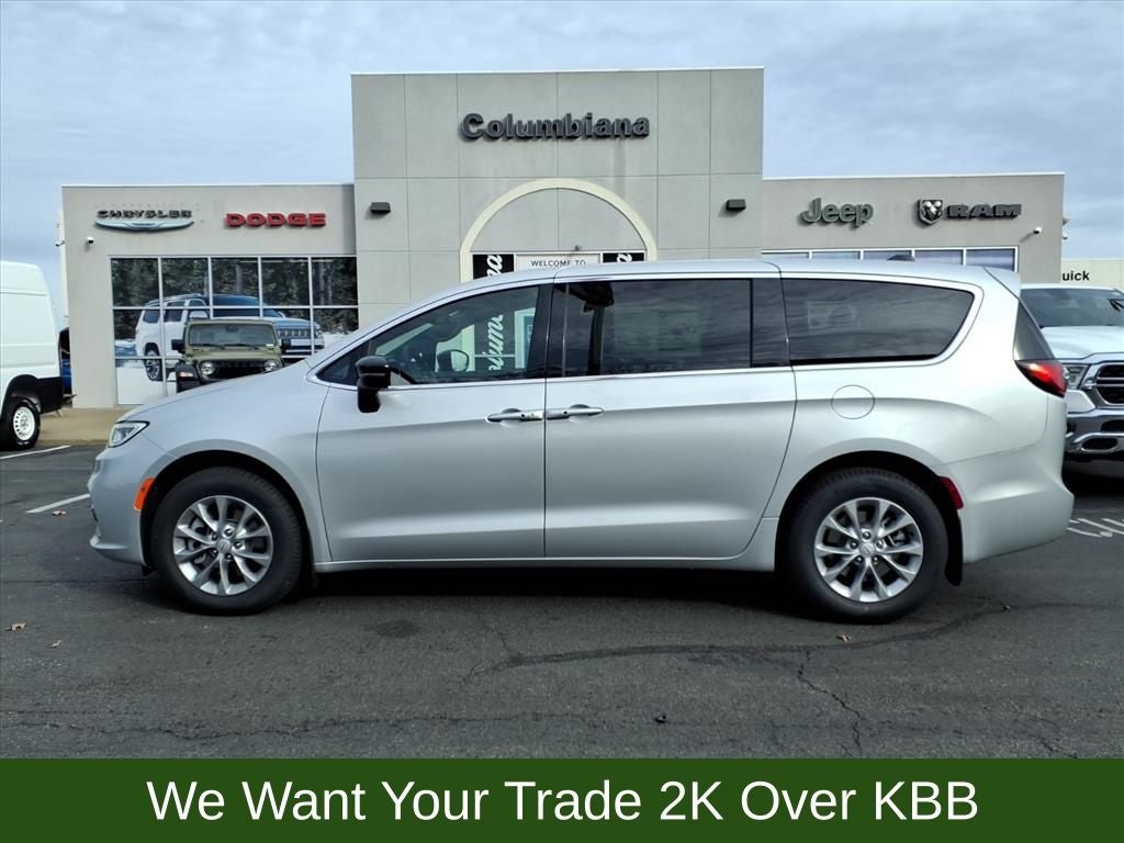 2026 Chrysler Pacifica Select's photo