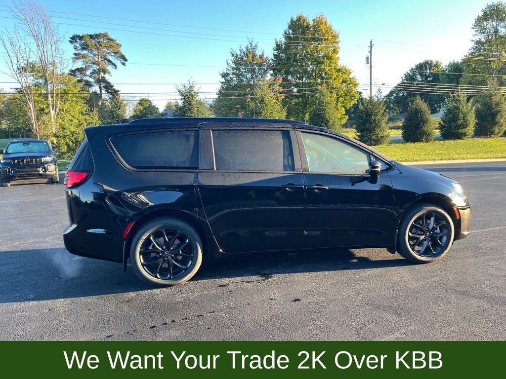 2026 Chrysler Pacifica Select