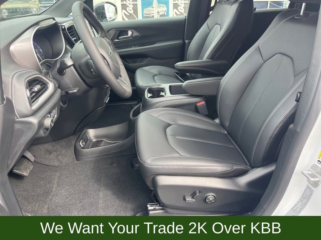 2026 Chrysler Pacifica Select