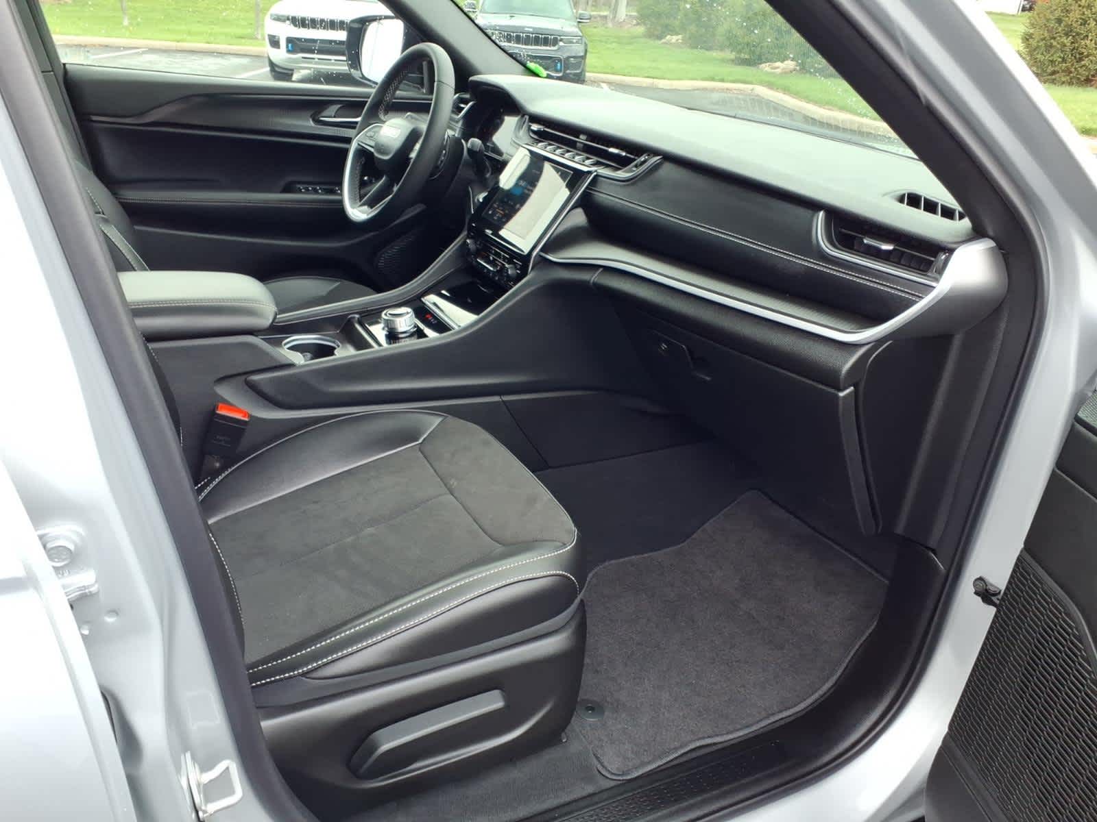2025 Jeep Grand Cherokee Base