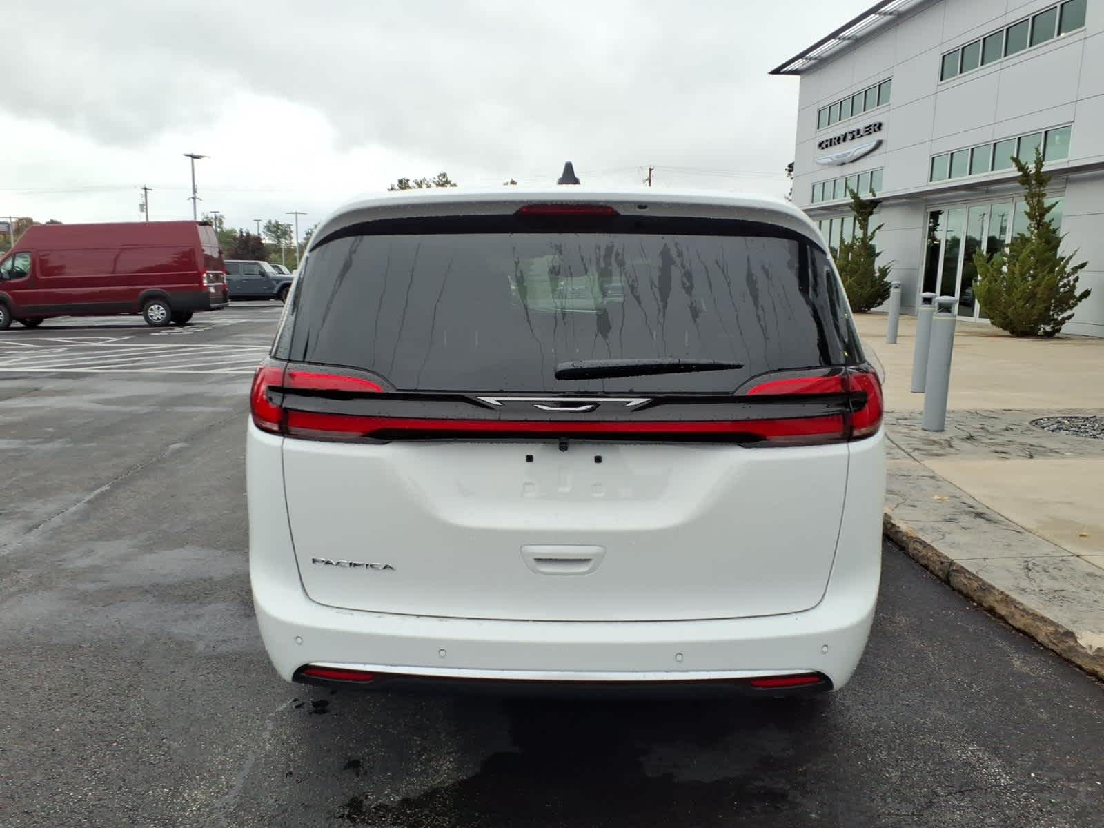 2027 Chrysler Pacifica Select
