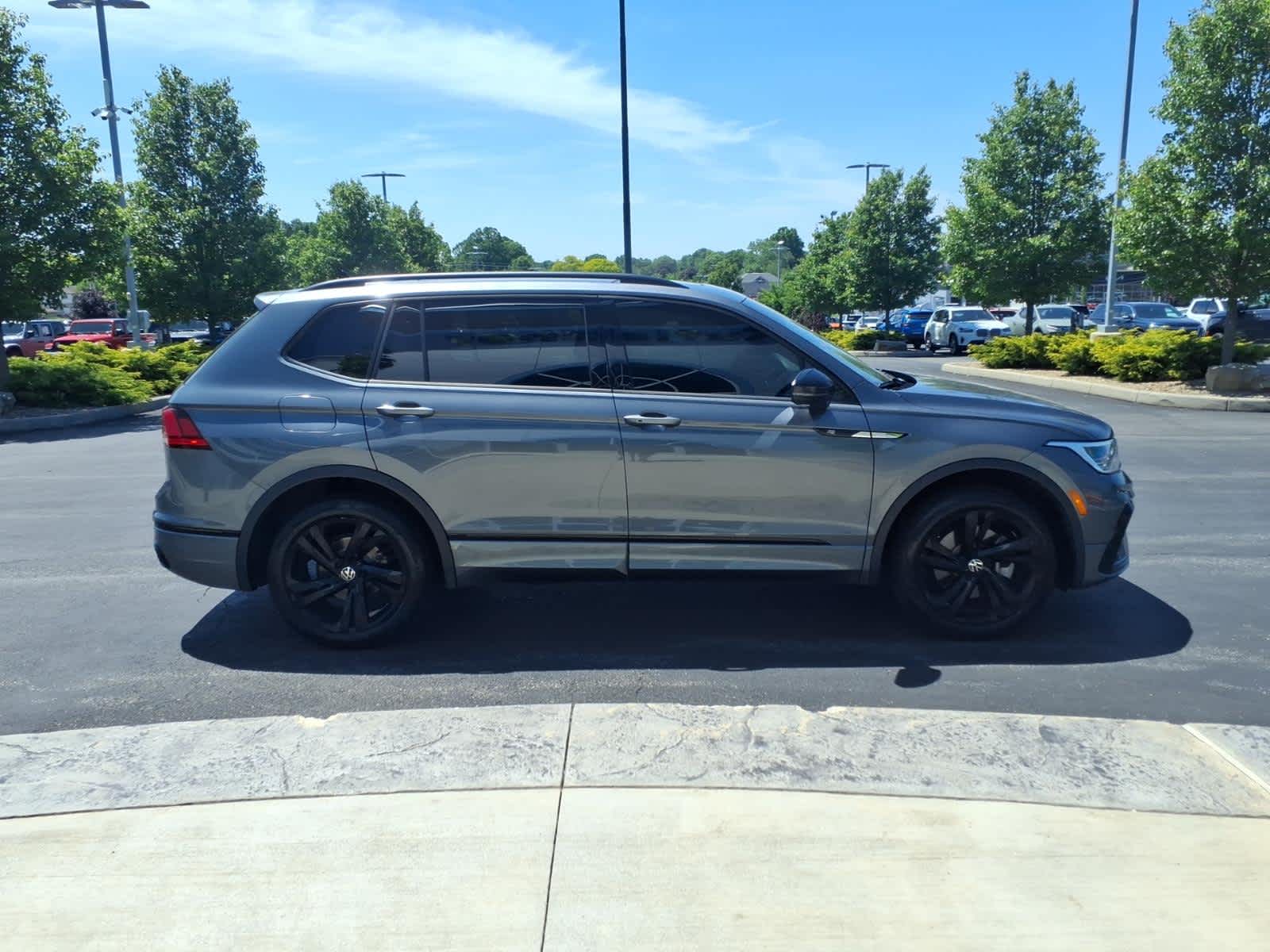 2024 Volkswagen Tiguan SE R-Line Black